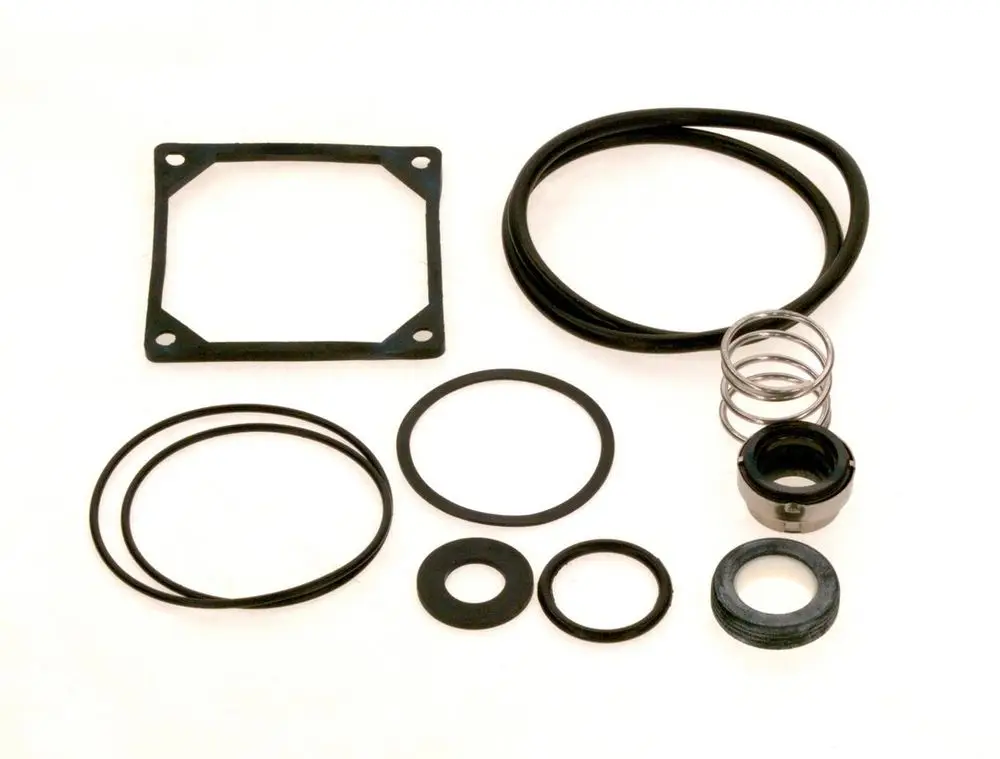 Dichtungs-Set von Bosch mit verschiedenen Gummi- und Metallteilen, darunter O-Ringe, eine Feder und eine Dichtung, auf einem weißen Untergrund angeordnet.